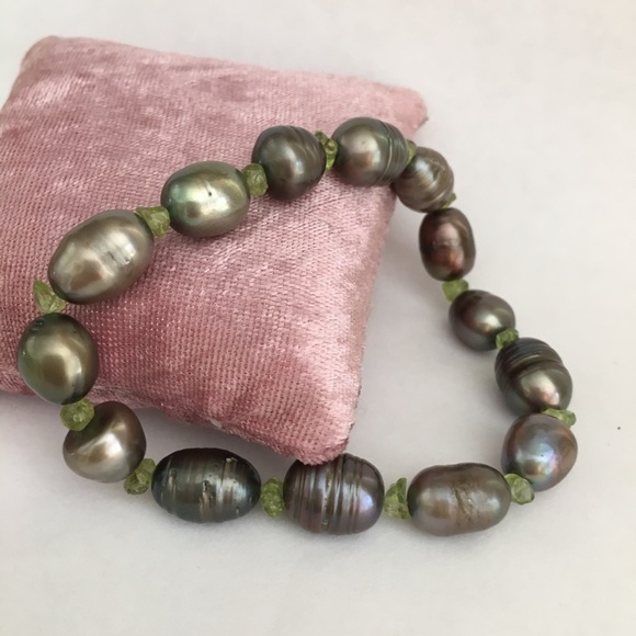 Peacock grey cultured freshwater pearl & natural peridot bracelet - Picture 6 of 6